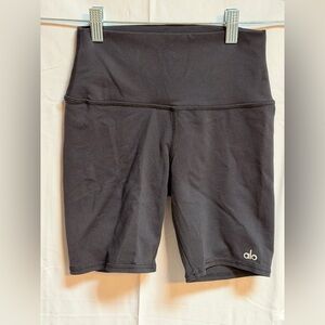 Alo Yoga 7” High-Waist Biker Short
Size: XS
Black